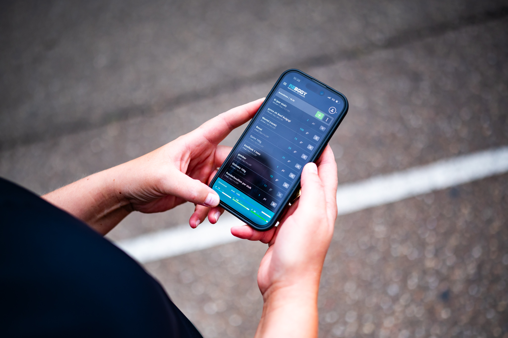 Foto van de Rebody App in iemands hand