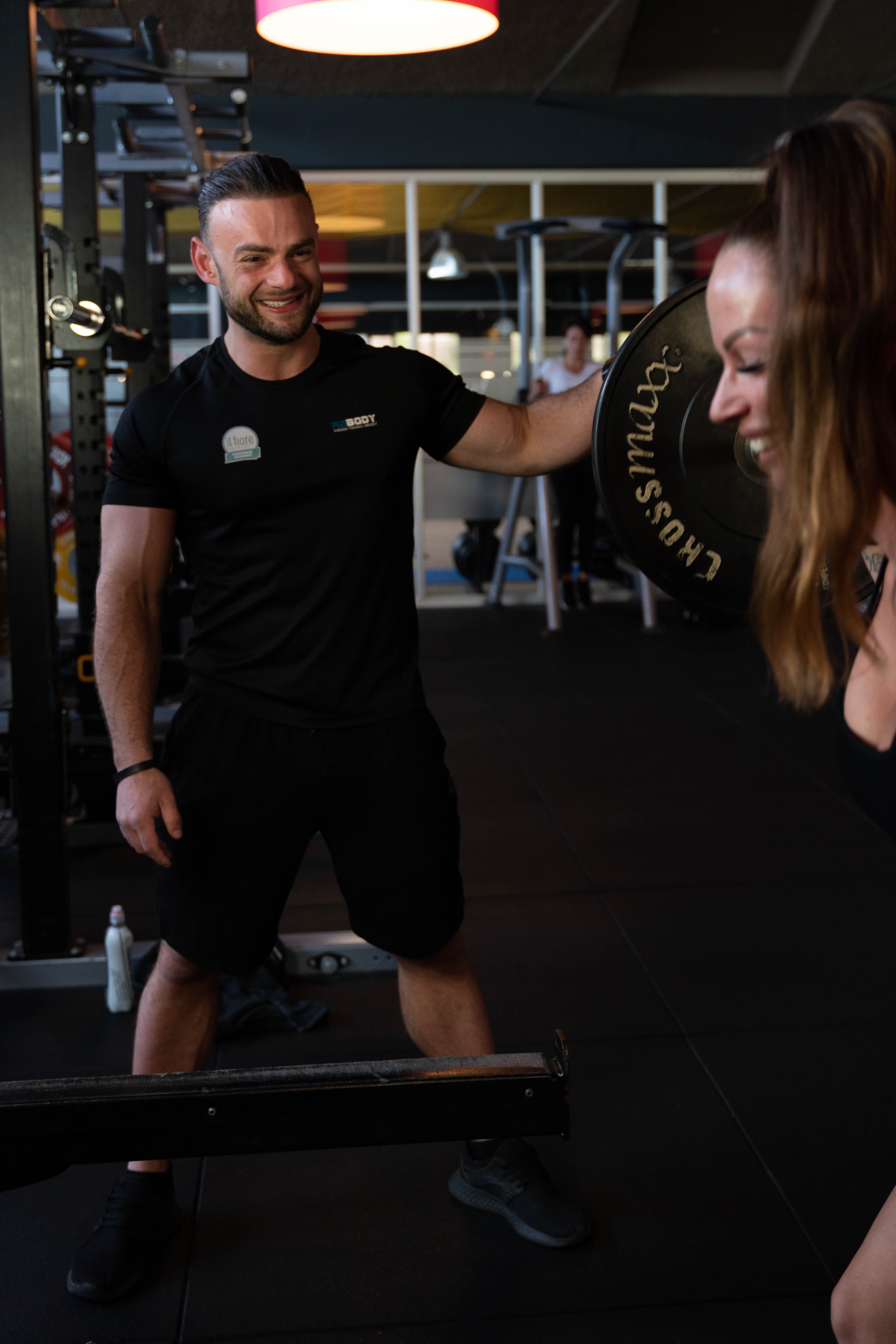 Kevin leert vrouw squats