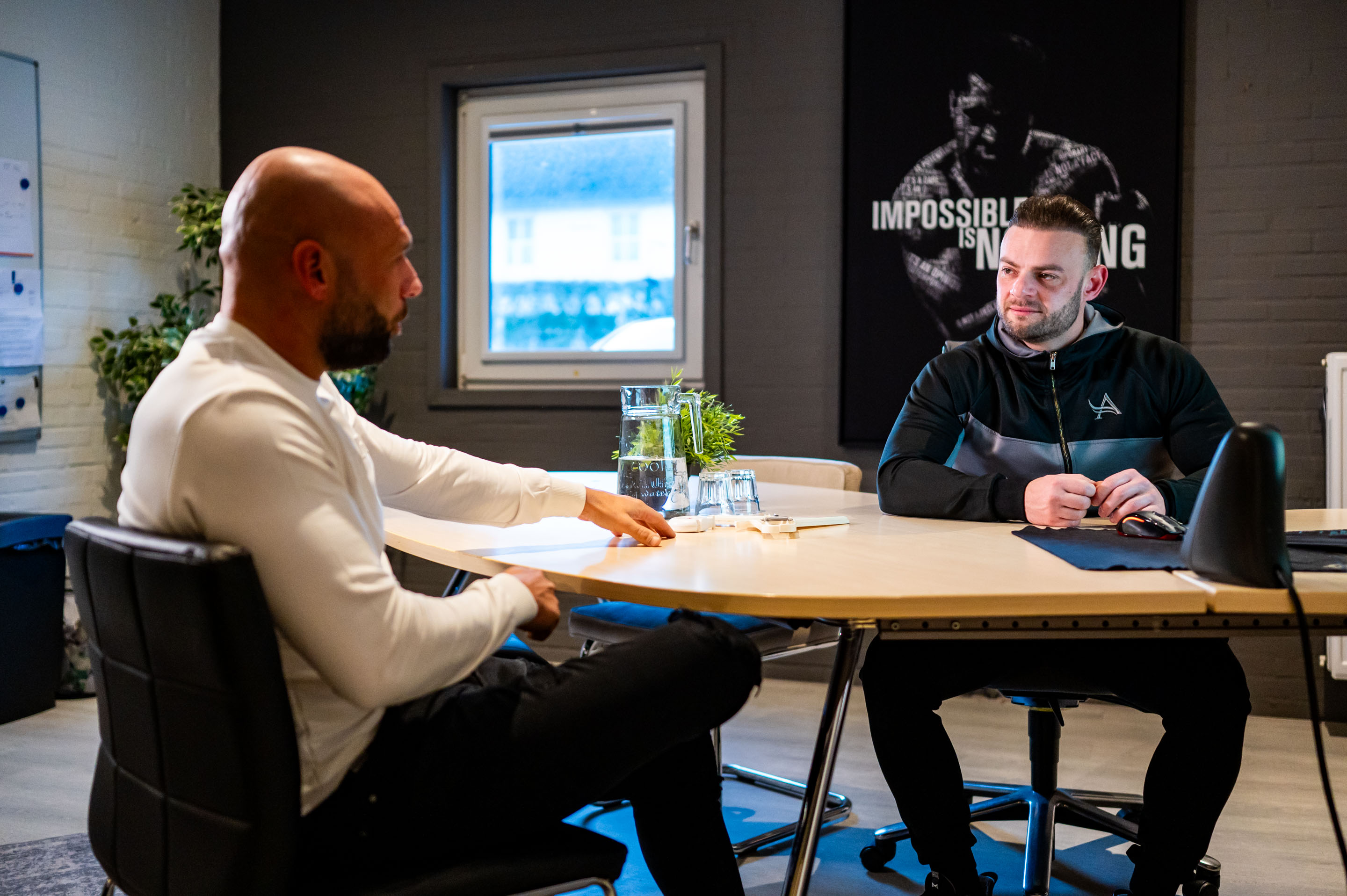 Kevin coached een klant aan zijn bureau