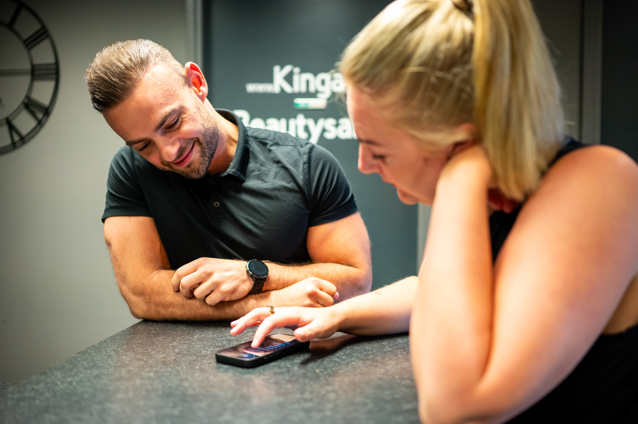 Foto waar coach Kevin klant helpt met voedingsapp