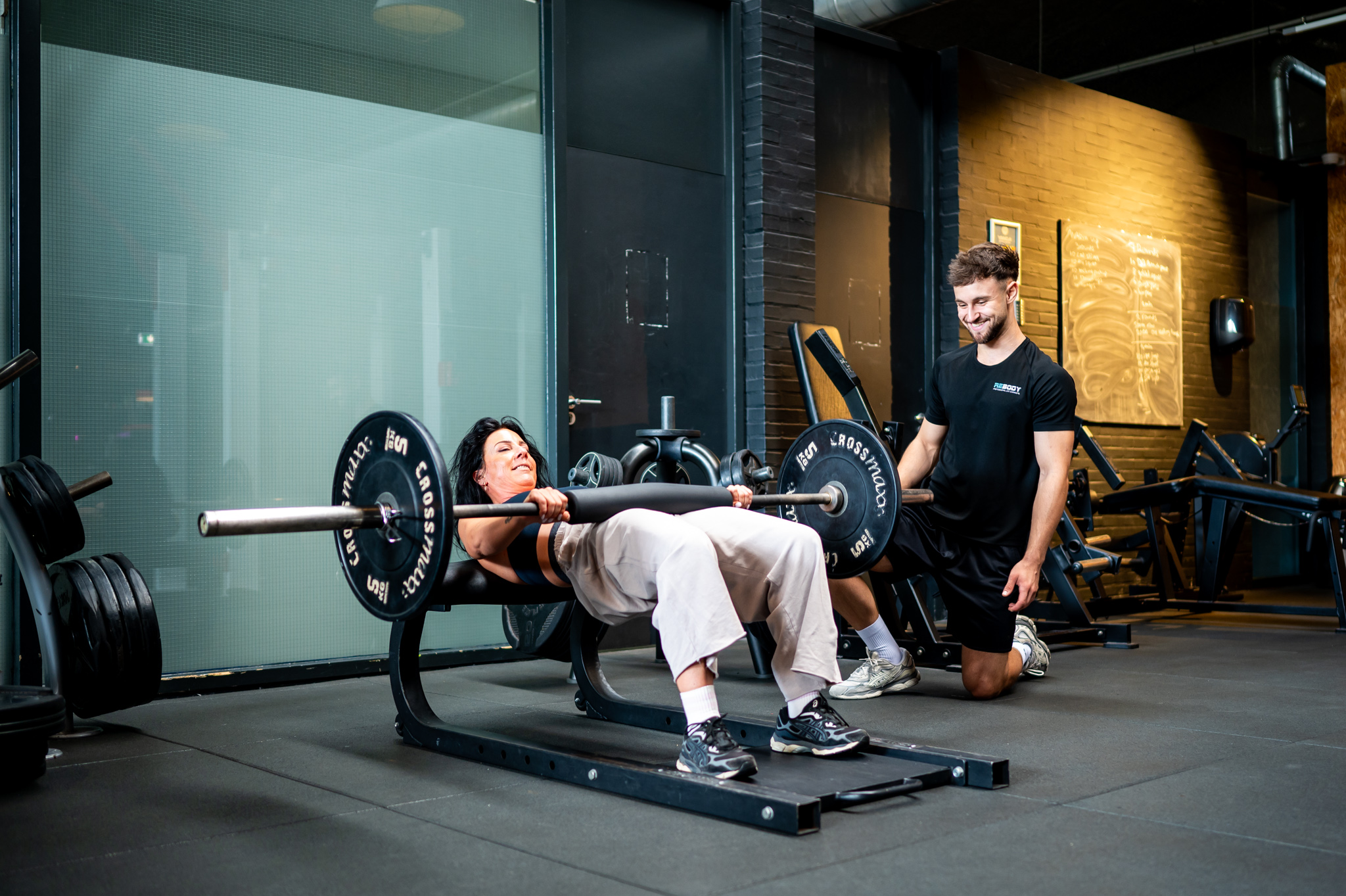 Rebody trainer Jeroen die iemand aan het helpen is met trainen