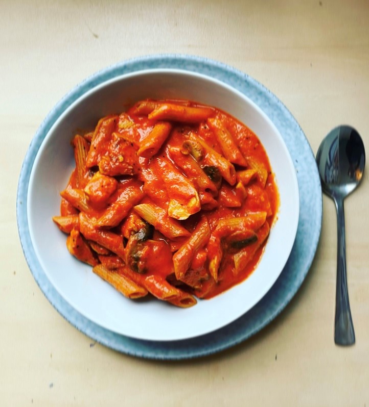 recept pasta kip met rode paprikasaus romig