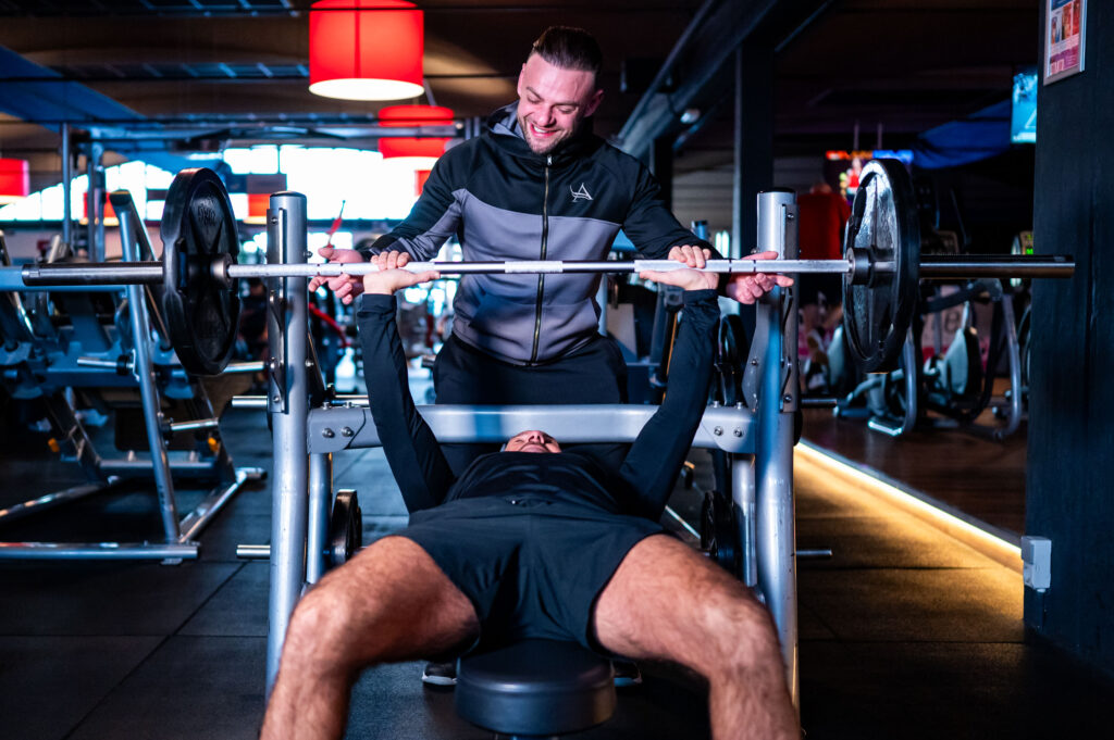 Coach begeleidt een klant tijdens een oefening