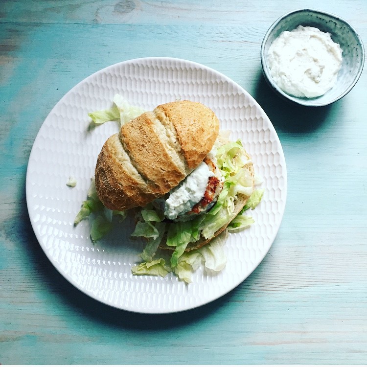 Heerlijk Broodje Visburger met Mierikswortelsaus